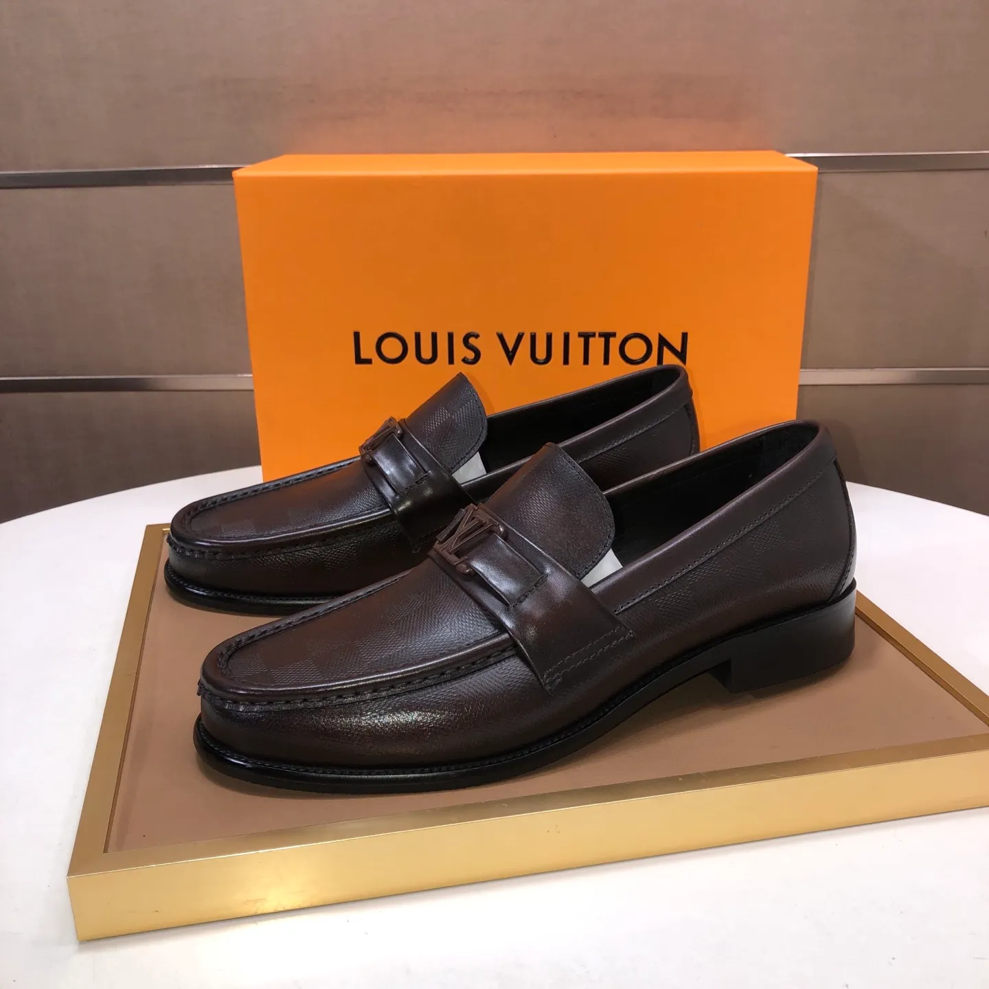 Men's men's shoes💰540💰[LV] (original single cowhide lining)🍀LV's latest genuine leather business suit shoes are available on the official website at the same time. The first-layer cowhide imported from Italy is made of heavy gold, and the official website has a 1:1 rubber outsole. Versatile to wear, high-end without losing class, and the color combination is extraordinary. This four-season style is alluring when worn on your feet, showing off your big-name flair. Standard code 38-45 (45 customized)